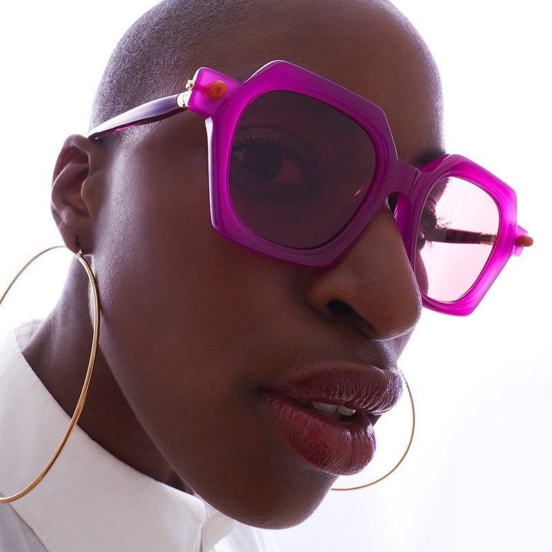 Lady with gold hoop earrings wearing Kuboraum P10 glasses in Cyclamen